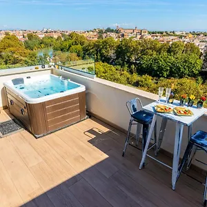 Penthouse With A Panoramic Rooftop In Trastevere With Seasonally Jacuzzi Rom